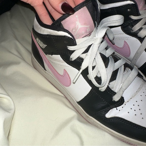 Jordan 1 Arctic Pink (GS) Size 6Y - Picture 2 of 3